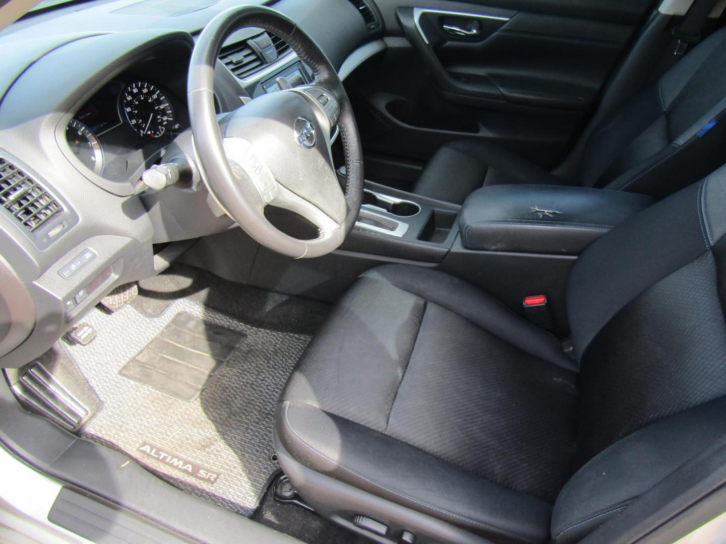 2016 Silver Nissan Altima 2.5 SL (1N4AL3AP8GC) with an 2.5L L4 DOHC 16V engine, Automatic transmission, located at 15016 S Hwy 231, Midland City, AL, 36350, (334) 983-3001, 31.306210, -85.495277 - Photo#3