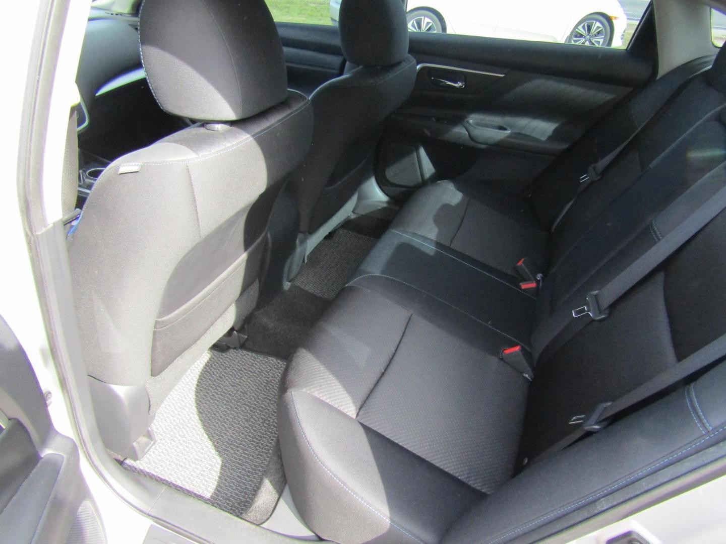 2011 Gray Nissan Altima 2.5 S (1N4AL2AP4BN) with an 2.5L L4 DOHC 16V engine, Automatic transmission, located at 15016 S Hwy 231, Midland City, AL, 36350, (334) 983-3001, 31.306210, -85.495277 - Photo#4