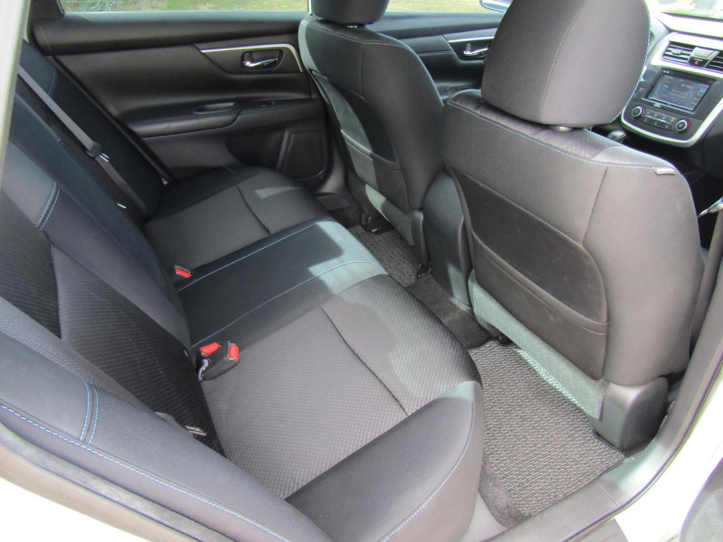 2011 Gray Nissan Altima 2.5 S (1N4AL2AP4BN) with an 2.5L L4 DOHC 16V engine, Automatic transmission, located at 15016 S Hwy 231, Midland City, AL, 36350, (334) 983-3001, 31.306210, -85.495277 - Photo#7