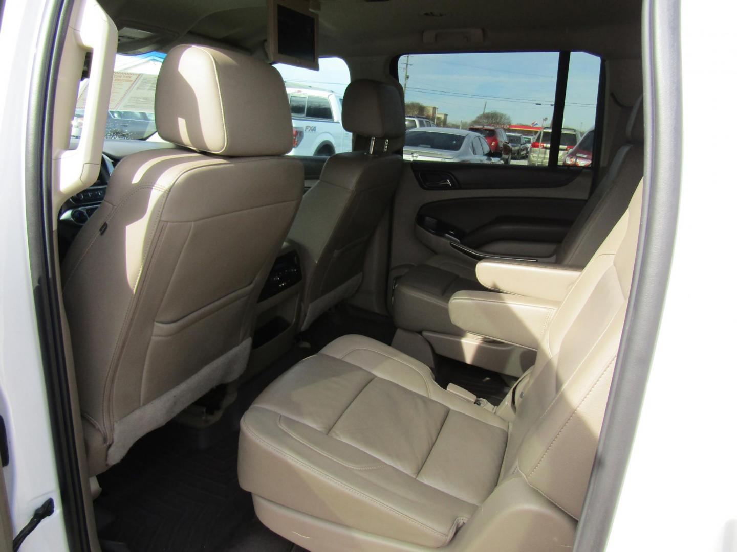 2016 White Chevrolet Suburban LT 2WD (1GNSCHKCXGR) with an 5.3L V8 OHV 16V engine, Automatic transmission, located at 15016 S Hwy 231, Midland City, AL, 36350, (334) 983-3001, 31.306210, -85.495277 - Photo#4