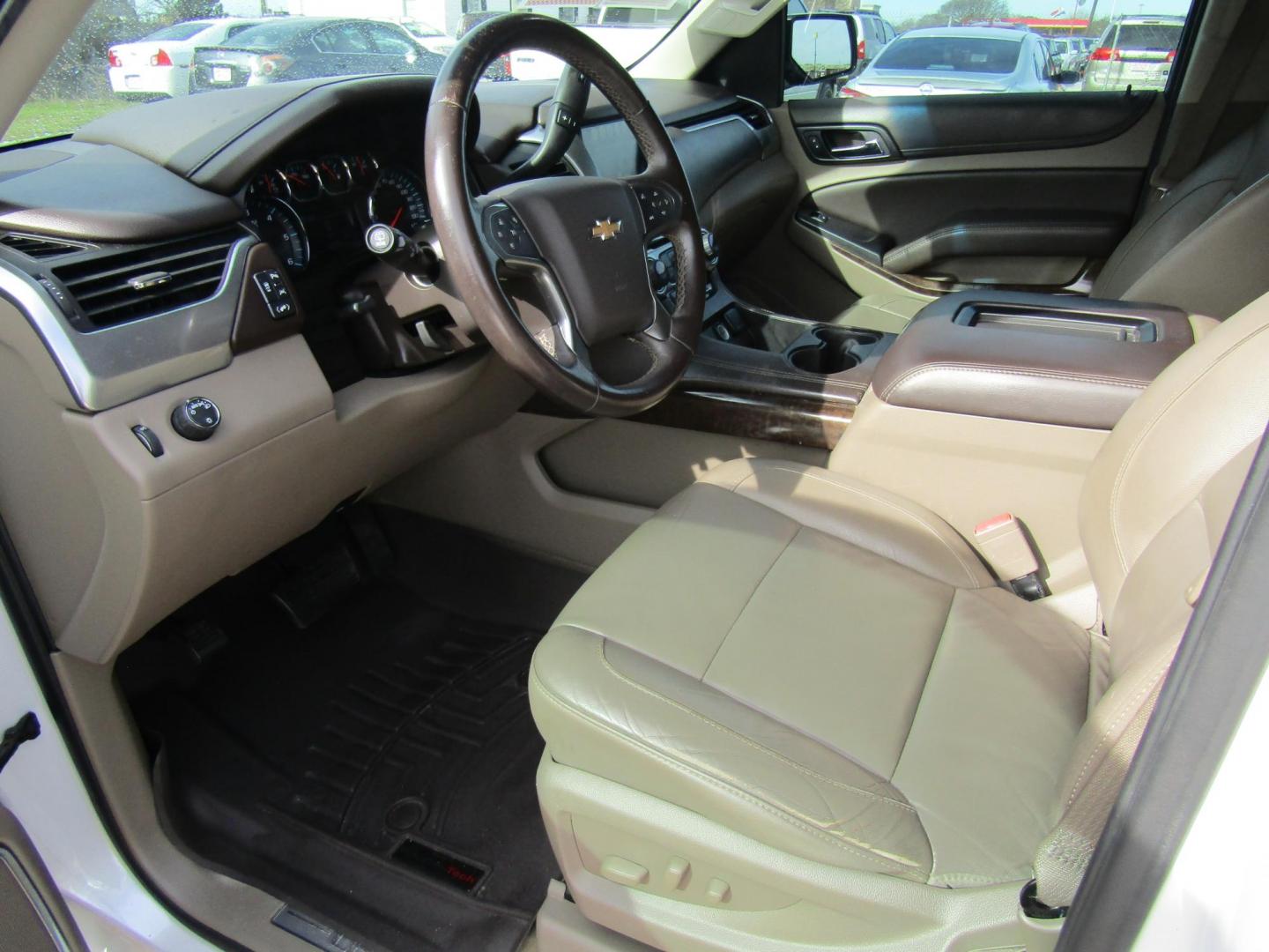 2016 White Chevrolet Suburban LT 2WD (1GNSCHKCXGR) with an 5.3L V8 OHV 16V engine, Automatic transmission, located at 15016 S Hwy 231, Midland City, AL, 36350, (334) 983-3001, 31.306210, -85.495277 - Photo#3