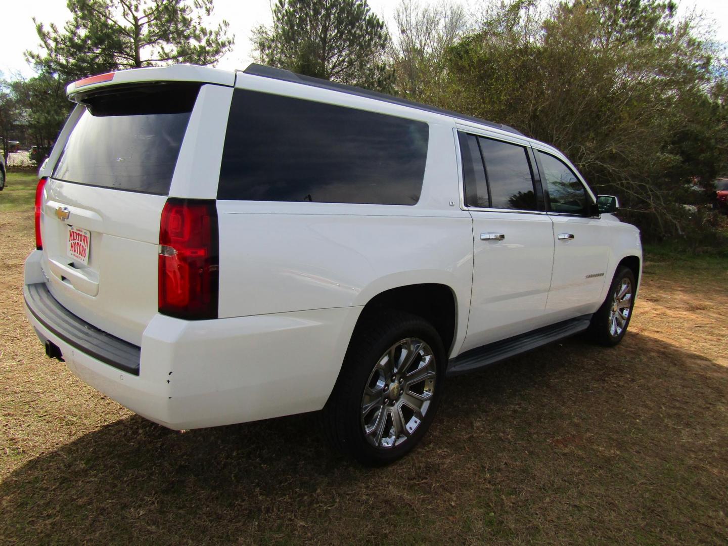2016 White Chevrolet Suburban LT 2WD (1GNSCHKCXGR) with an 5.3L V8 OHV 16V engine, Automatic transmission, located at 15016 S Hwy 231, Midland City, AL, 36350, (334) 983-3001, 31.306210, -85.495277 - Photo#7