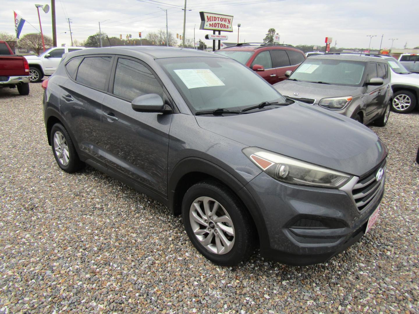 2017 Gray Hyundai Tucson SE (KM8J23A4XHU) with an 2.0L L4 DOHC 16V engine, Automatic transmission, located at 15016 S Hwy 231, Midland City, AL, 36350, (334) 983-3001, 31.306210, -85.495277 - Photo#0