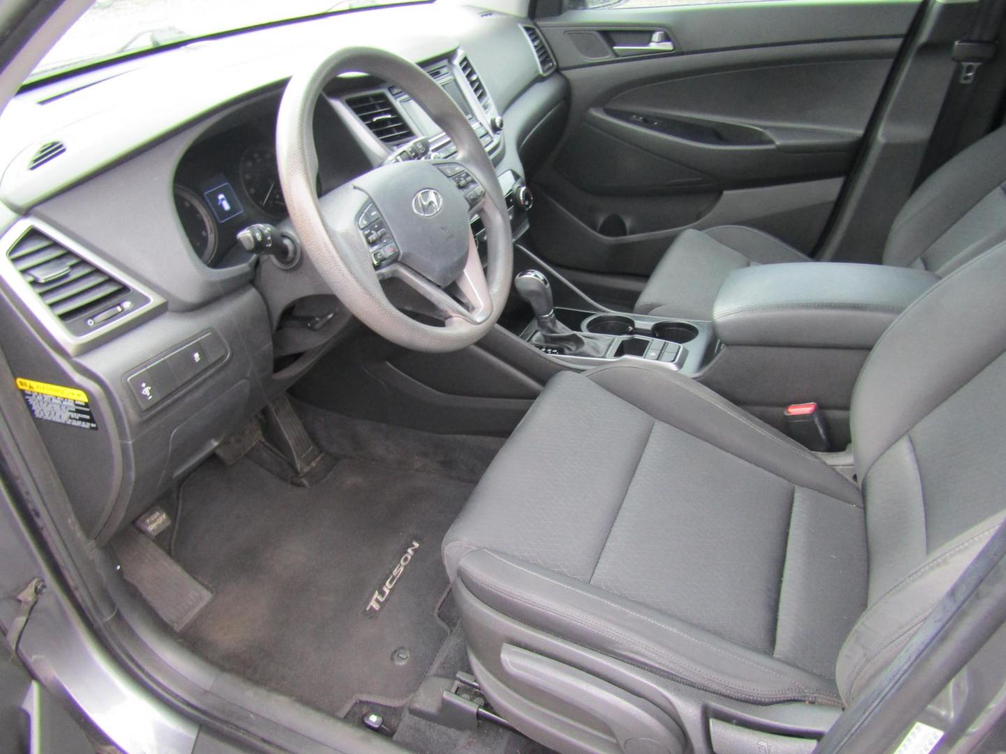 2017 Gray Hyundai Tucson SE (KM8J23A4XHU) with an 2.0L L4 DOHC 16V engine, Automatic transmission, located at 15016 S Hwy 231, Midland City, AL, 36350, (334) 983-3001, 31.306210, -85.495277 - Photo#3