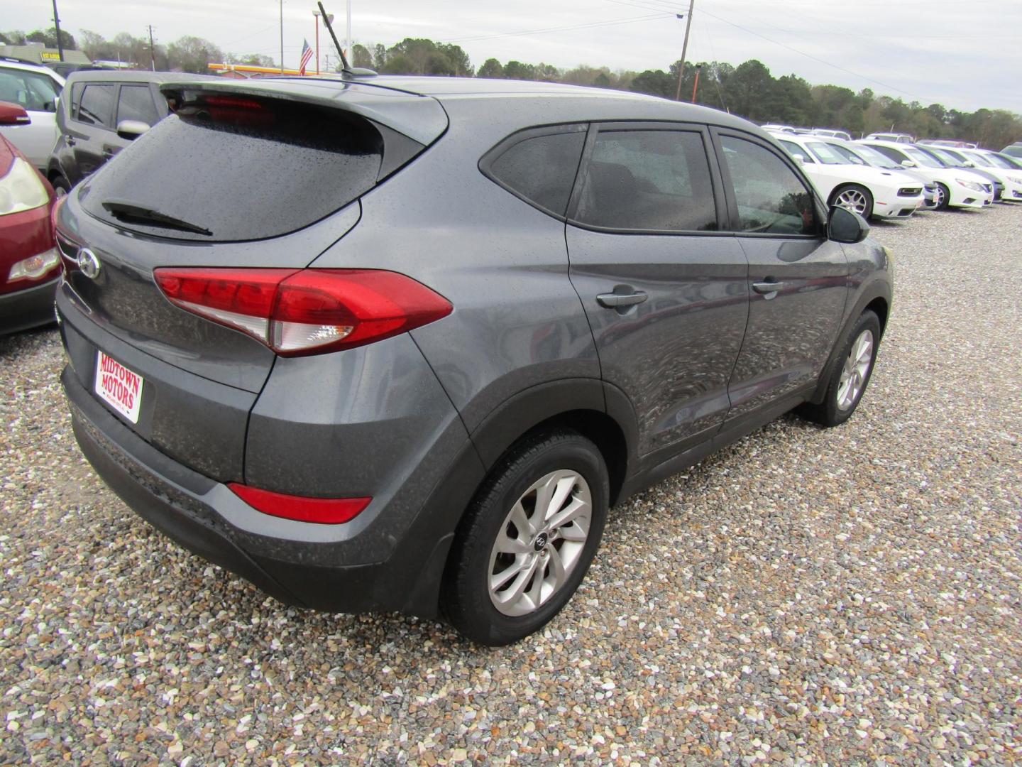 2017 Gray Hyundai Tucson SE (KM8J23A4XHU) with an 2.0L L4 DOHC 16V engine, Automatic transmission, located at 15016 S Hwy 231, Midland City, AL, 36350, (334) 983-3001, 31.306210, -85.495277 - Photo#6