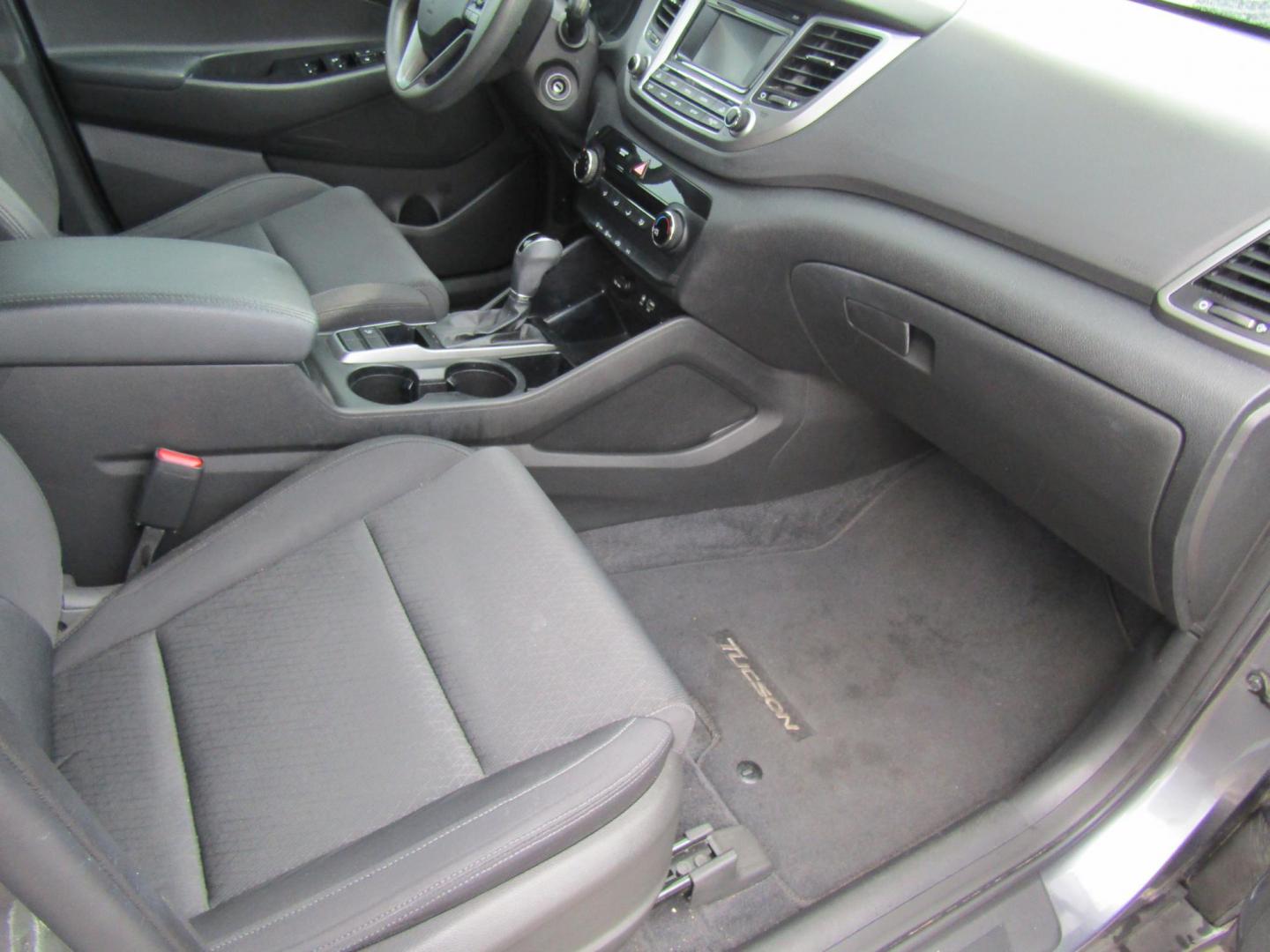 2017 Gray Hyundai Tucson SE (KM8J23A4XHU) with an 2.0L L4 DOHC 16V engine, Automatic transmission, located at 15016 S Hwy 231, Midland City, AL, 36350, (334) 983-3001, 31.306210, -85.495277 - Photo#8