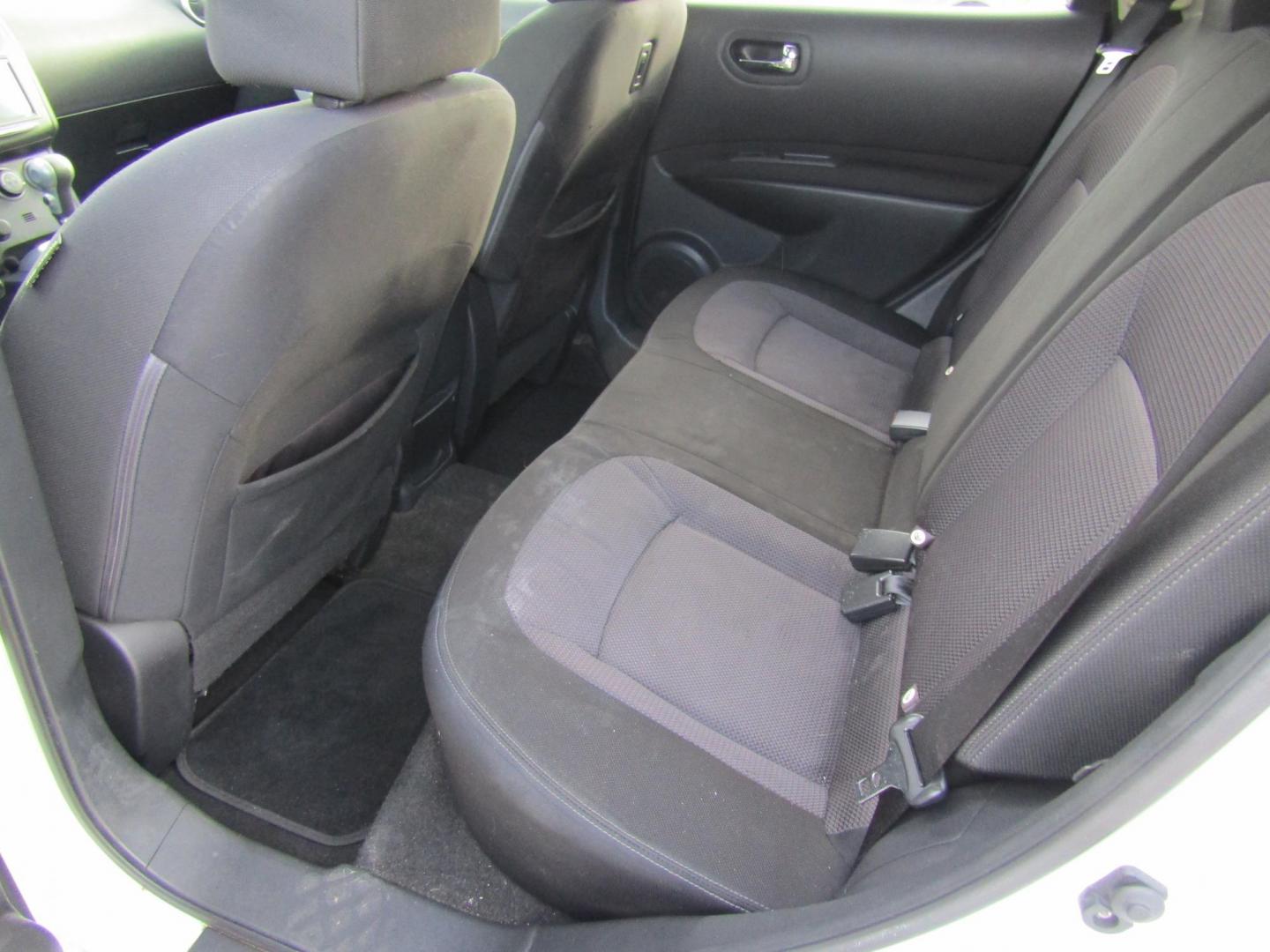 2012 White Nissan Rogue S FWD Krom Edition (JN8AS5MT8CW) with an 2.5L L4 DOHC 16V engine, Automatic transmission, located at 15016 S Hwy 231, Midland City, AL, 36350, (334) 983-3001, 31.306210, -85.495277 - Photo#4