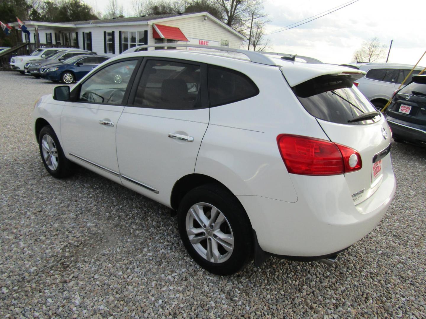 2012 White Nissan Rogue S FWD Krom Edition (JN8AS5MT8CW) with an 2.5L L4 DOHC 16V engine, Automatic transmission, located at 15016 S Hwy 231, Midland City, AL, 36350, (334) 983-3001, 31.306210, -85.495277 - Photo#5