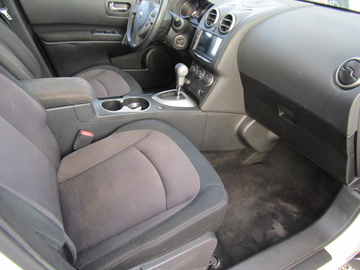 2012 White Nissan Rogue S FWD Krom Edition (JN8AS5MT8CW) with an 2.5L L4 DOHC 16V engine, Automatic transmission, located at 15016 S Hwy 231, Midland City, AL, 36350, (334) 983-3001, 31.306210, -85.495277 - Photo#9