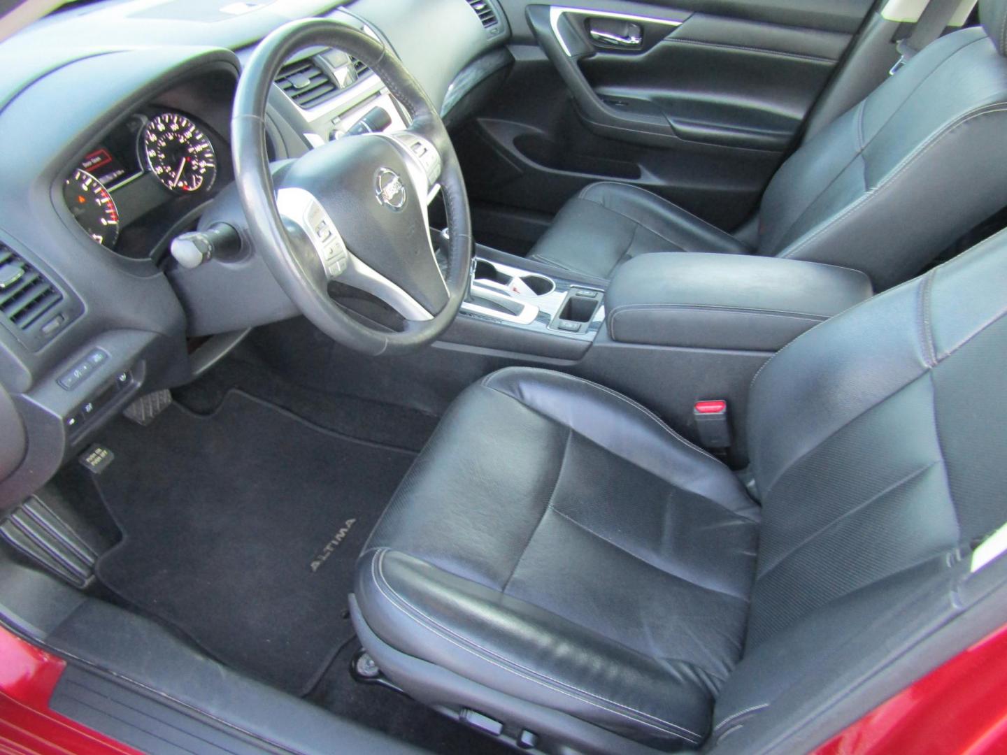 2016 Red Nissan Altima 2.5 SL (1N4AL3AP1GC) with an 2.5L L4 DOHC 16V engine, Automatic transmission, located at 15016 S Hwy 231, Midland City, AL, 36350, (334) 983-3001, 31.306210, -85.495277 - Photo#3