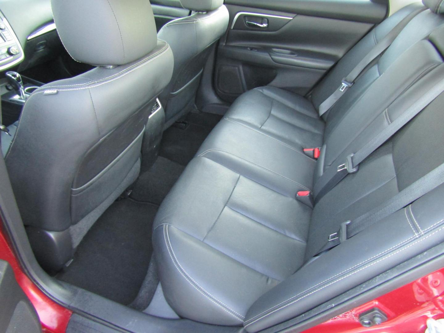 2016 Red Nissan Altima 2.5 SL (1N4AL3AP1GC) with an 2.5L L4 DOHC 16V engine, Automatic transmission, located at 15016 S Hwy 231, Midland City, AL, 36350, (334) 983-3001, 31.306210, -85.495277 - Photo#4