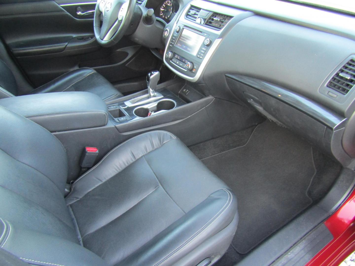 2016 Red Nissan Altima 2.5 SL (1N4AL3AP1GC) with an 2.5L L4 DOHC 16V engine, Automatic transmission, located at 15016 S Hwy 231, Midland City, AL, 36350, (334) 983-3001, 31.306210, -85.495277 - Photo#9