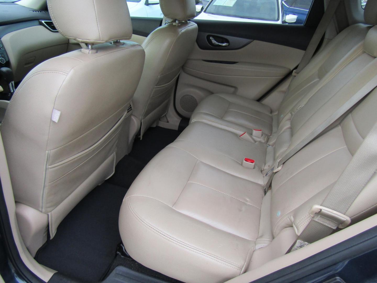 2016 Gray Nissan Rogue S 2WD (5N1AT2MTXGC) with an 2.5L L4 DOHC 16V engine, Automatic transmission, located at 15016 S Hwy 231, Midland City, AL, 36350, (334) 983-3001, 31.306210, -85.495277 - Photo#4