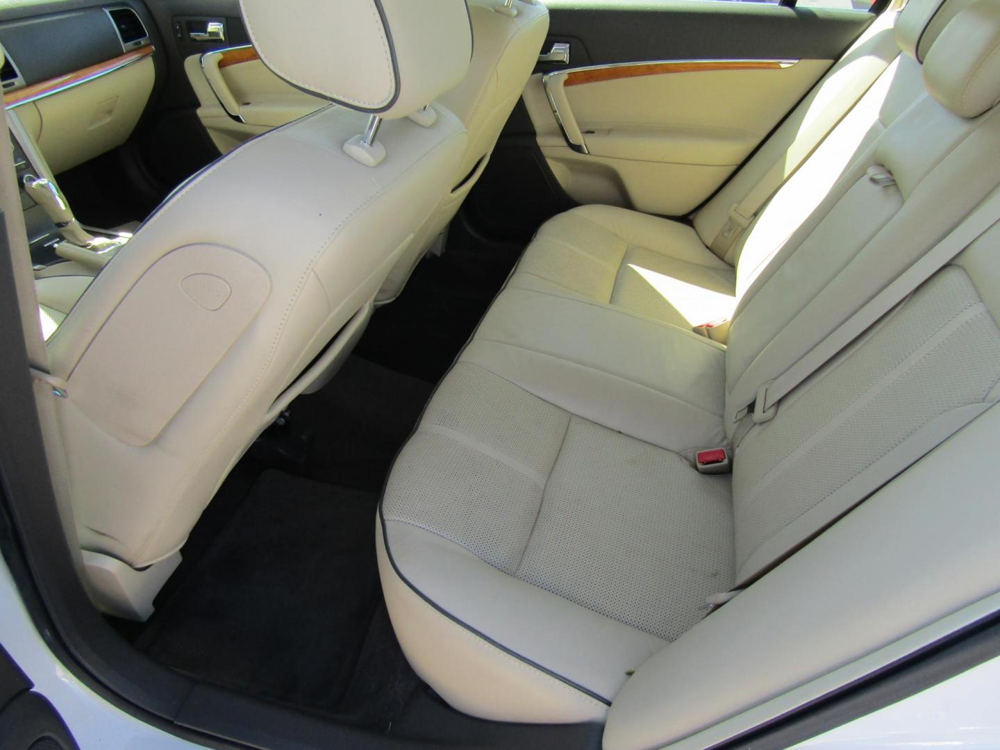 2010 White Lincoln MKZ FWD (3LNHL2GC9AR) with an 3.5L V6 DOHC 24V engine, Automatic transmission, located at 15016 S Hwy 231, Midland City, AL, 36350, (334) 983-3001, 31.306210, -85.495277 - Photo#4