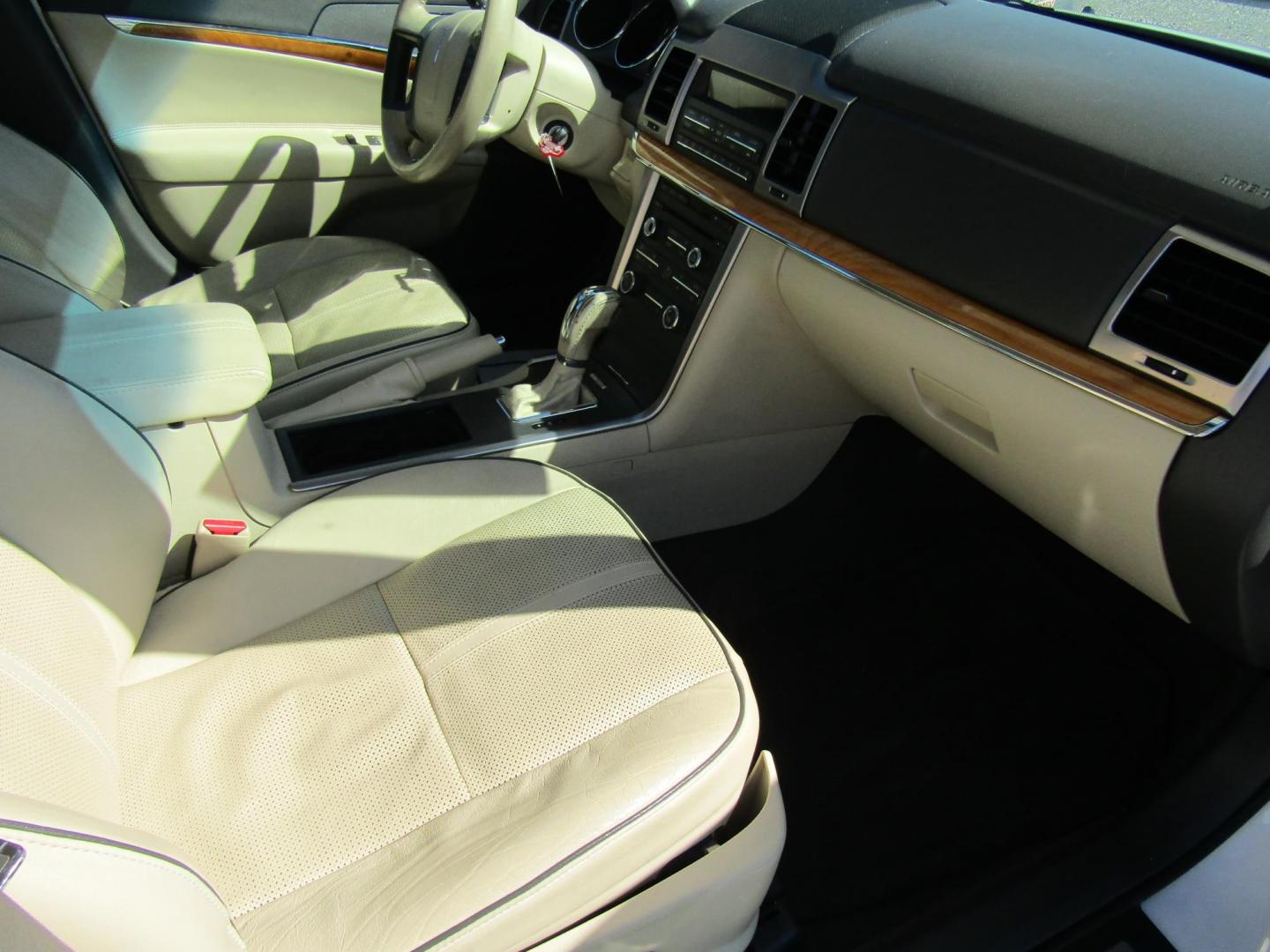 2010 White Lincoln MKZ FWD (3LNHL2GC9AR) with an 3.5L V6 DOHC 24V engine, Automatic transmission, located at 15016 S Hwy 231, Midland City, AL, 36350, (334) 983-3001, 31.306210, -85.495277 - Photo#9