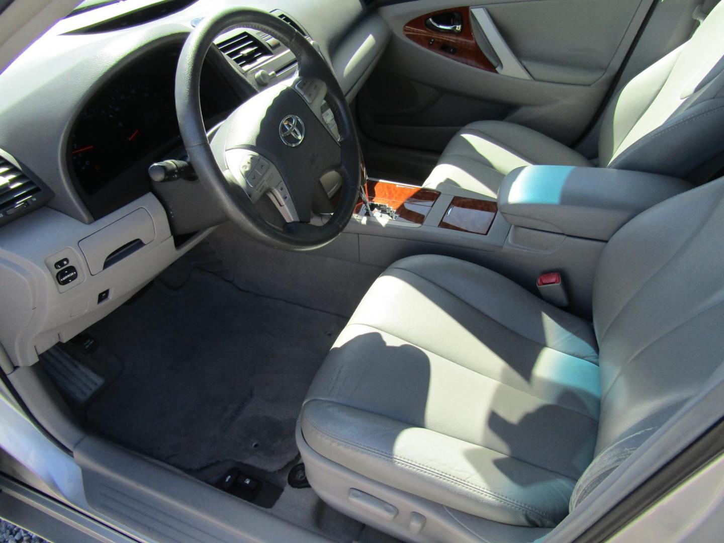 2011 Silver Toyota Camry SE 6-Spd MT (4T1BF3EKXBU) with an 2.5L L4 DOHC 16V engine, Automatic transmission, located at 15016 S Hwy 231, Midland City, AL, 36350, (334) 983-3001, 31.306210, -85.495277 - Photo#3