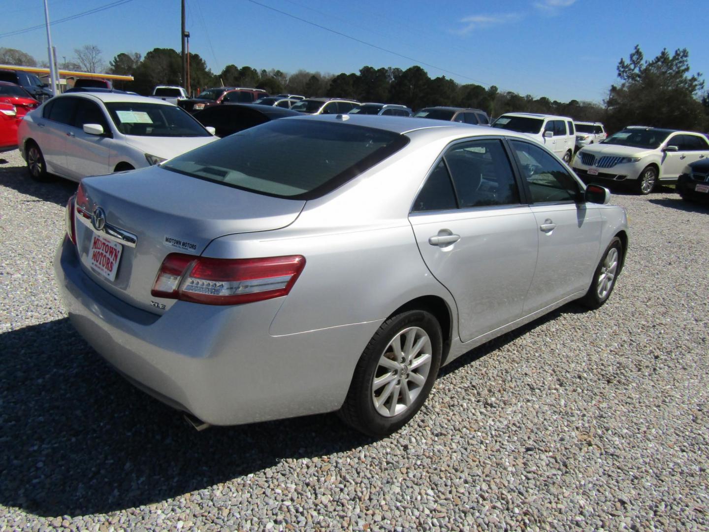 2011 Silver Toyota Camry SE 6-Spd MT (4T1BF3EKXBU) with an 2.5L L4 DOHC 16V engine, Automatic transmission, located at 15016 S Hwy 231, Midland City, AL, 36350, (334) 983-3001, 31.306210, -85.495277 - Photo#7