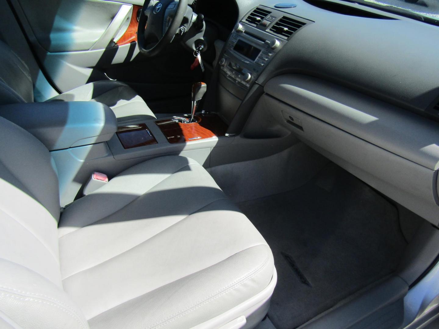 2011 Silver Toyota Camry SE 6-Spd MT (4T1BF3EKXBU) with an 2.5L L4 DOHC 16V engine, Automatic transmission, located at 15016 S Hwy 231, Midland City, AL, 36350, (334) 983-3001, 31.306210, -85.495277 - Photo#9