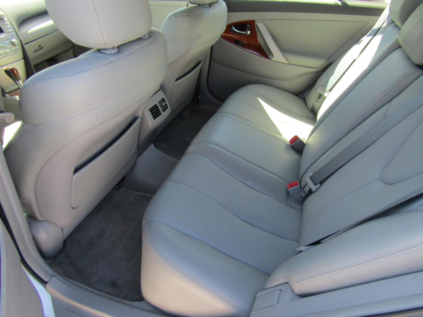 2011 Silver Toyota Camry SE 6-Spd MT (4T1BF3EKXBU) with an 2.5L L4 DOHC 16V engine, Automatic transmission, located at 15016 S Hwy 231, Midland City, AL, 36350, (334) 983-3001, 31.306210, -85.495277 - Photo#4