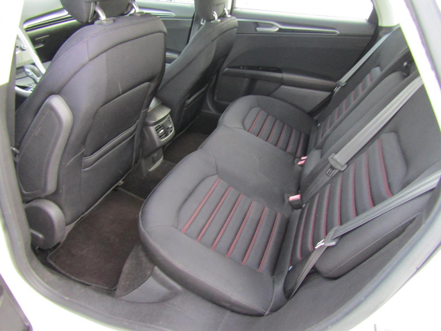 2014 White Ford Fusion SE (3FA6P0H73ER) with an 2.5L L4 DOHC 16V engine, Automatic transmission, located at 15016 S Hwy 231, Midland City, AL, 36350, (334) 983-3001, 31.306210, -85.495277 - Photo#4