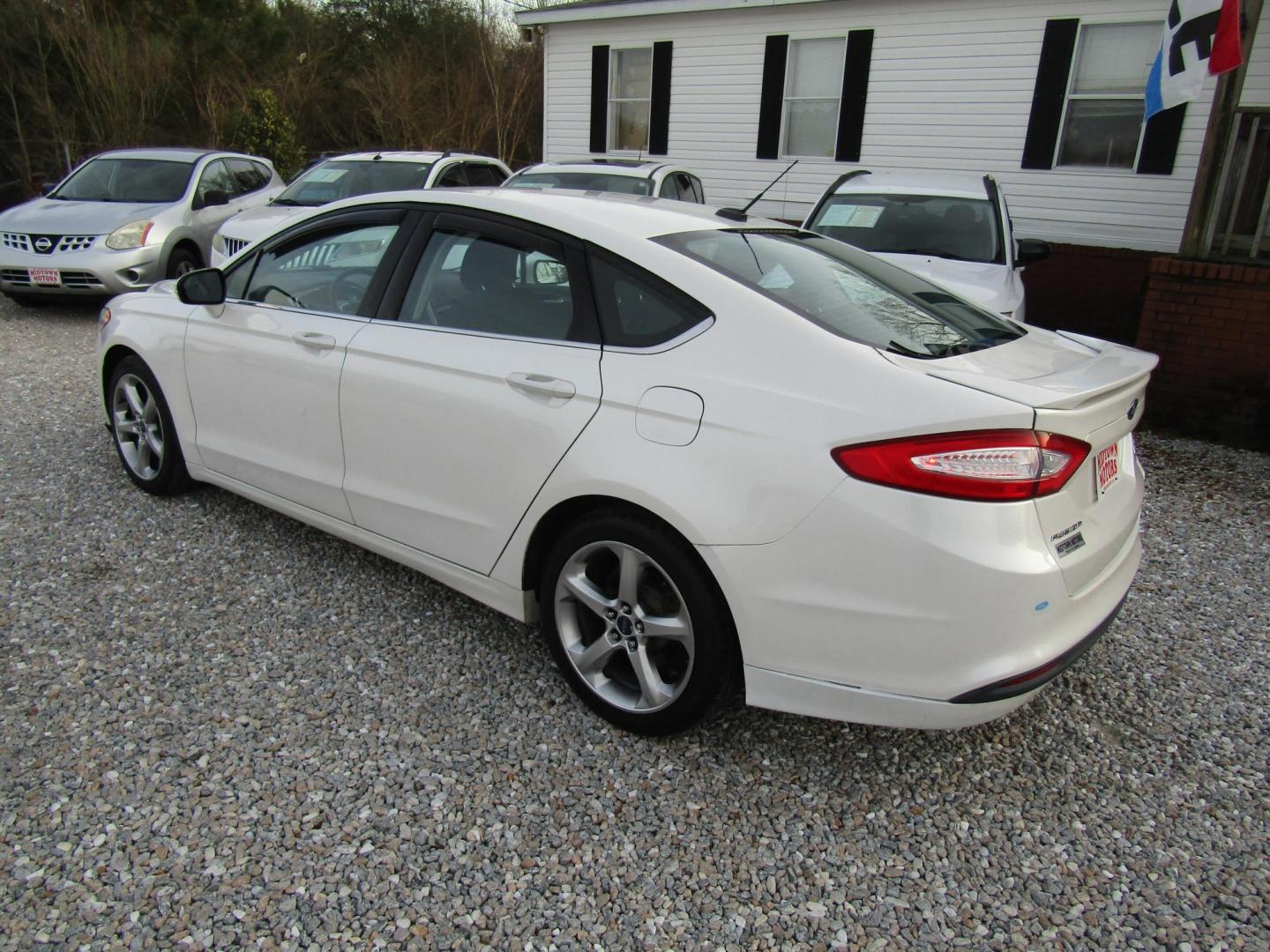 2014 White Ford Fusion SE (3FA6P0H73ER) with an 2.5L L4 DOHC 16V engine, Automatic transmission, located at 15016 S Hwy 231, Midland City, AL, 36350, (334) 983-3001, 31.306210, -85.495277 - Photo#5
