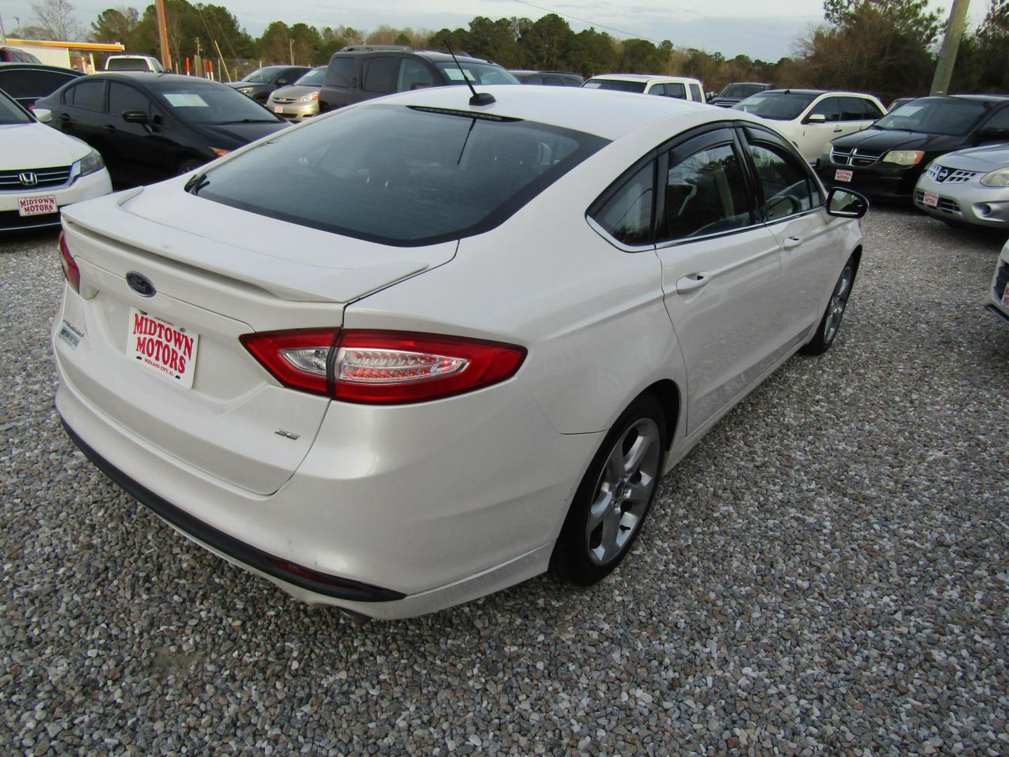 2014 White Ford Fusion SE (3FA6P0H73ER) with an 2.5L L4 DOHC 16V engine, Automatic transmission, located at 15016 S Hwy 231, Midland City, AL, 36350, (334) 983-3001, 31.306210, -85.495277 - Photo#7