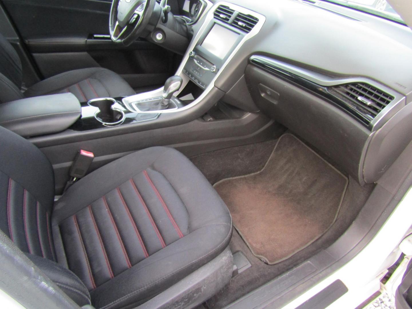 2014 White Ford Fusion SE (3FA6P0H73ER) with an 2.5L L4 DOHC 16V engine, Automatic transmission, located at 15016 S Hwy 231, Midland City, AL, 36350, (334) 983-3001, 31.306210, -85.495277 - Photo#9