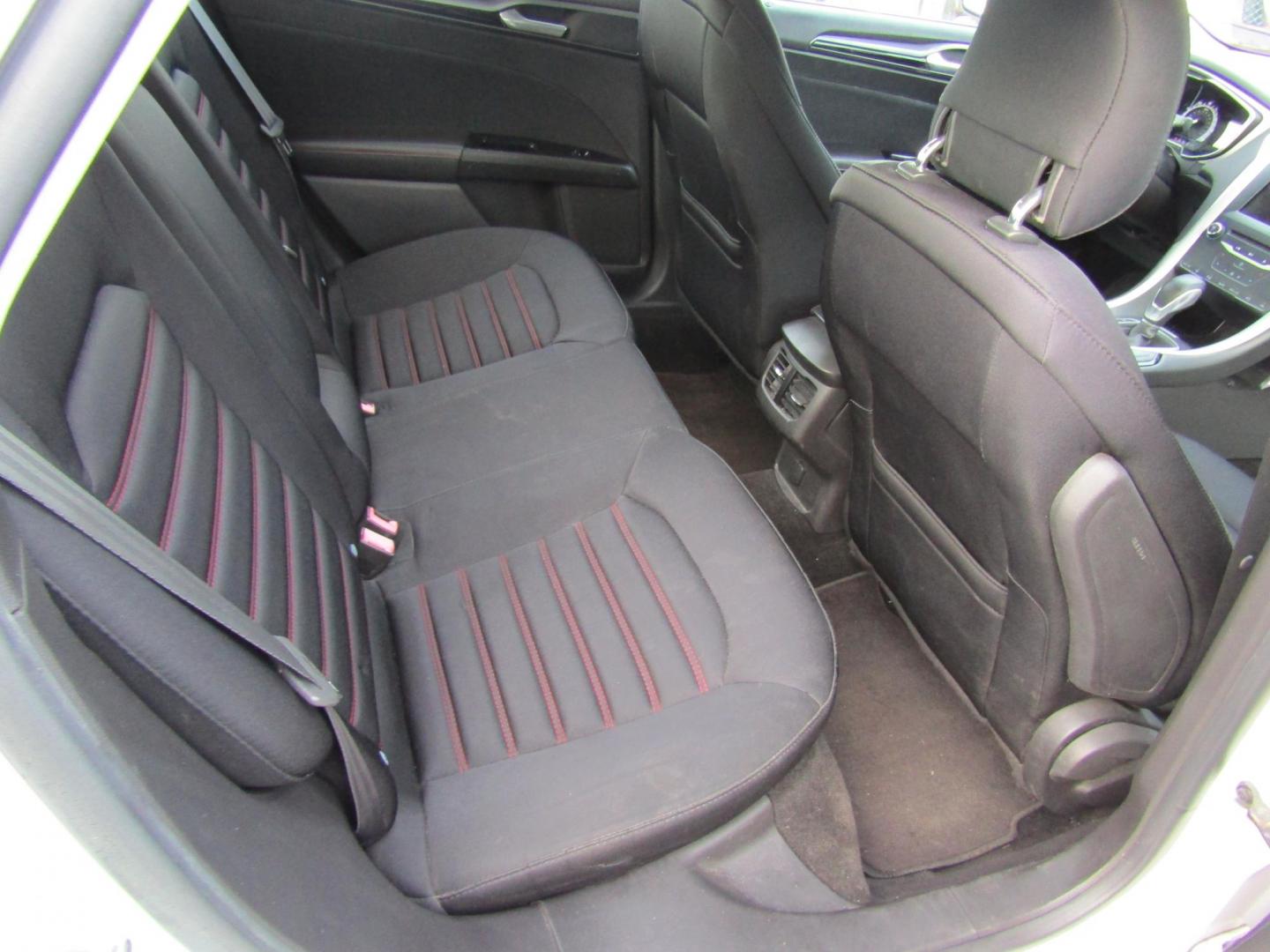 2014 White Ford Fusion SE (3FA6P0H73ER) with an 2.5L L4 DOHC 16V engine, Automatic transmission, located at 15016 S Hwy 231, Midland City, AL, 36350, (334) 983-3001, 31.306210, -85.495277 - Photo#8