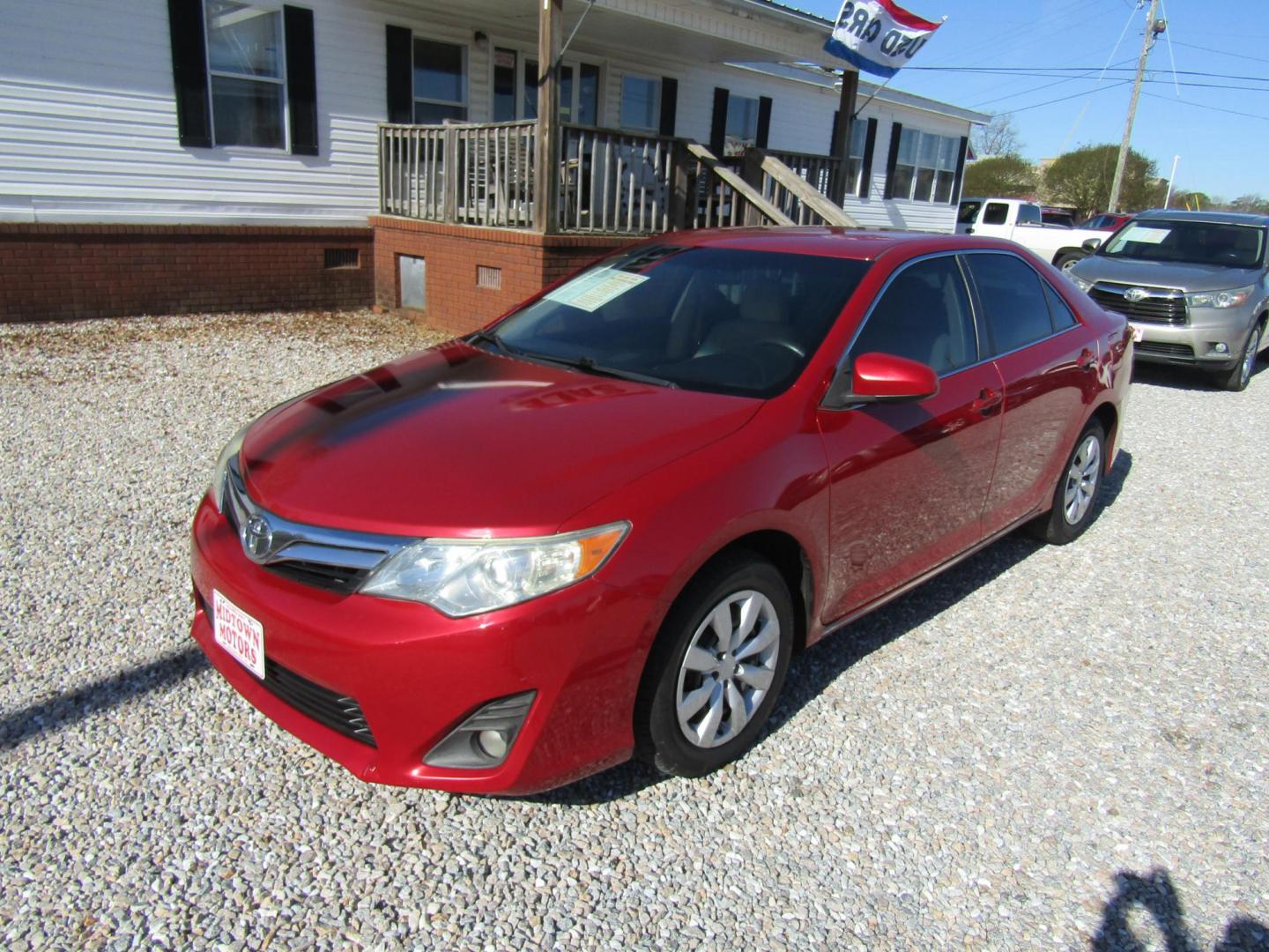 2014 Red Toyota Camry SE (4T1BF1FK3EU) with an 2.5L L4 DOHC 16V engine, Automatic transmission, located at 15016 S Hwy 231, Midland City, AL, 36350, (334) 983-3001, 31.306210, -85.495277 - Photo#2