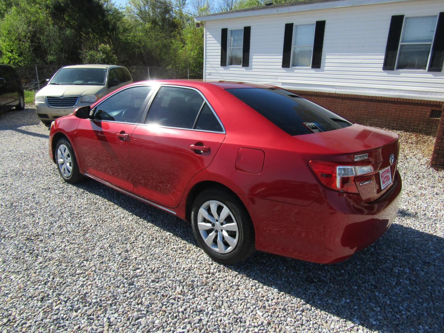 2014 Red Toyota Camry SE (4T1BF1FK3EU) with an 2.5L L4 DOHC 16V engine, Automatic transmission, located at 15016 S Hwy 231, Midland City, AL, 36350, (334) 983-3001, 31.306210, -85.495277 - Photo#5