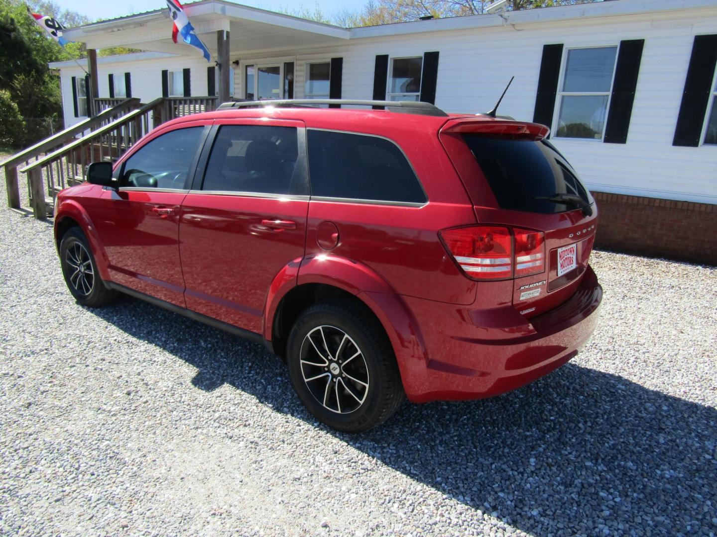 2018 Red Dodge Journey SE (3C4PDCAB5JT) with an 2.4L L4 DOHC 16V engine, Automatic transmission, located at 15016 S Hwy 231, Midland City, AL, 36350, (334) 983-3001, 31.306210, -85.495277 - Photo#5