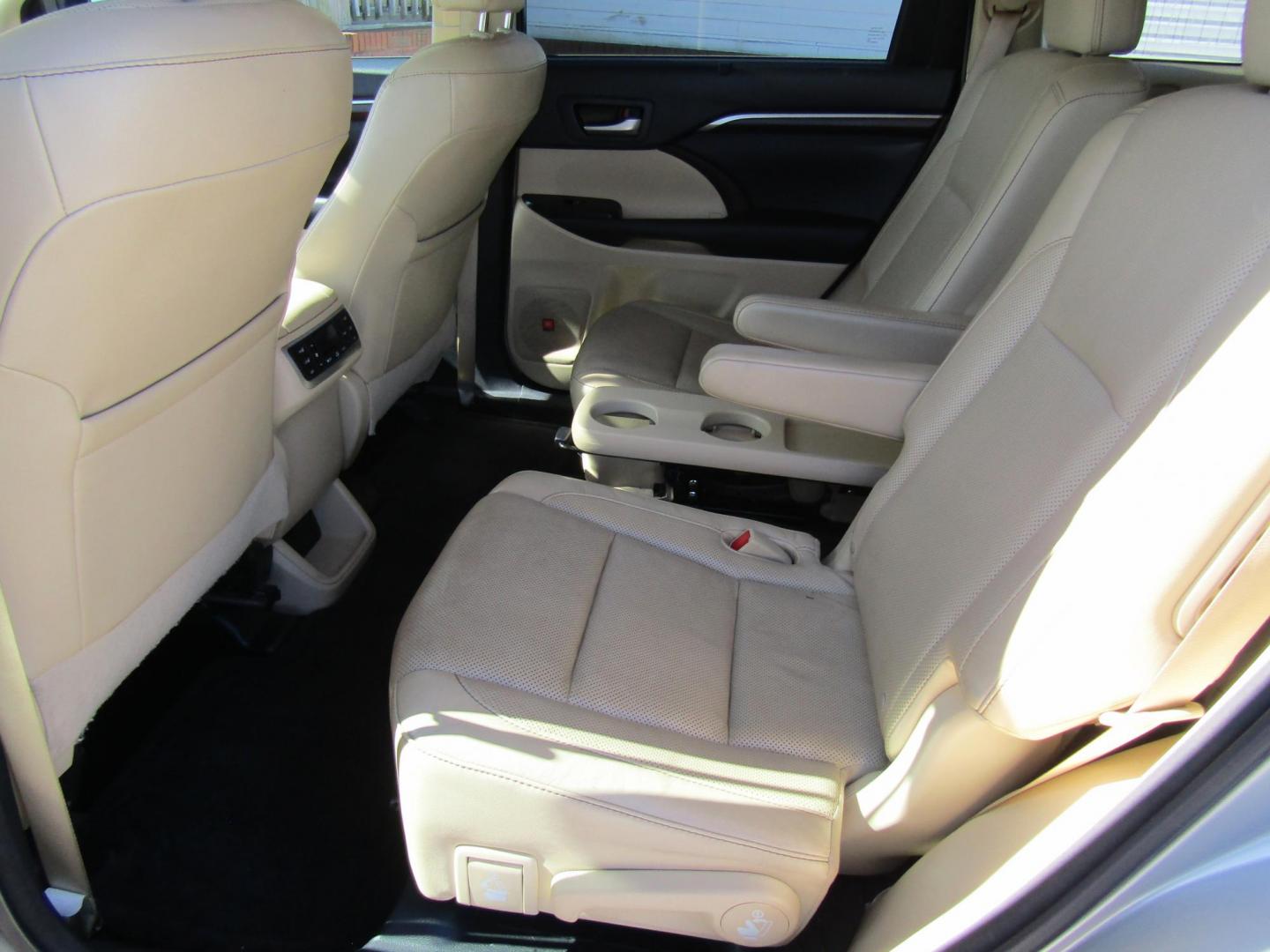 2016 Tan Toyota Highlander (5TDYKRFH4GS) with an 3.5L V6 DOHC 24V engine, Automatic transmission, located at 15016 S Hwy 231, Midland City, AL, 36350, (334) 983-3001, 31.306210, -85.495277 - Photo#4