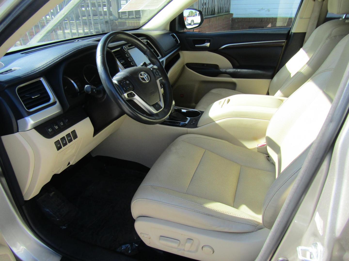 2016 Tan Toyota Highlander (5TDYKRFH4GS) with an 3.5L V6 DOHC 24V engine, Automatic transmission, located at 15016 S Hwy 231, Midland City, AL, 36350, (334) 983-3001, 31.306210, -85.495277 - Photo#3