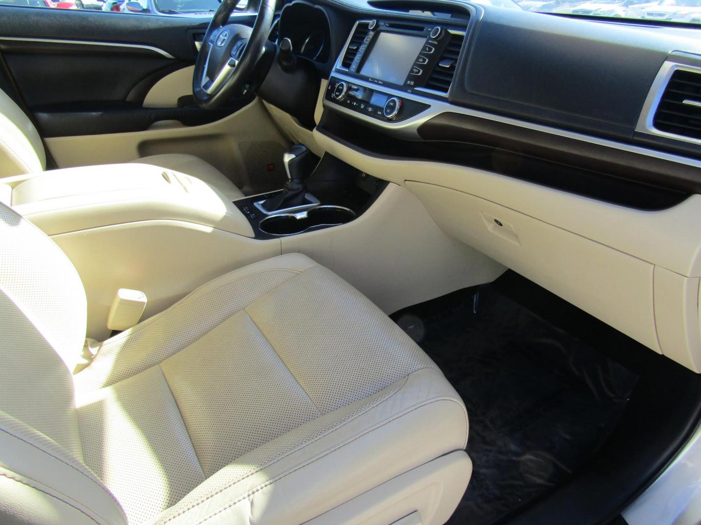 2016 Tan Toyota Highlander (5TDYKRFH4GS) with an 3.5L V6 DOHC 24V engine, Automatic transmission, located at 15016 S Hwy 231, Midland City, AL, 36350, (334) 983-3001, 31.306210, -85.495277 - Photo#9