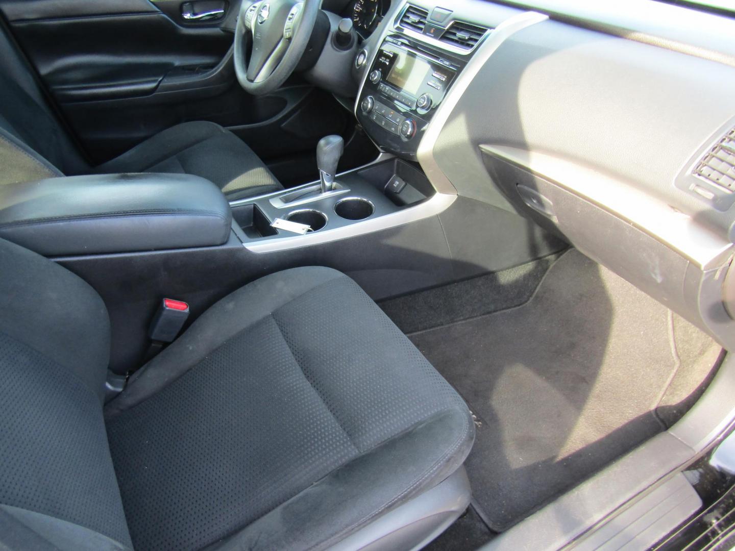 2015 Black Nissan Altima 2.5 S (1N4AL3AP3FC) with an 2.5L L4 DOHC 16V engine, Automatic transmission, located at 15016 S Hwy 231, Midland City, AL, 36350, (334) 983-3001, 31.306210, -85.495277 - Photo#9