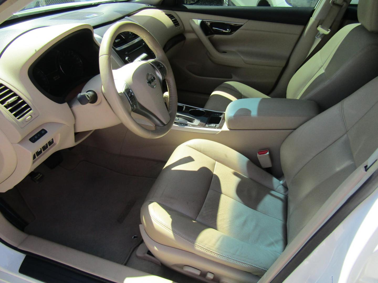 2013 White Nissan Altima 2.5 S (1N4AL3AP0DN) with an 2.5L L4 DOHC 16V engine, located at 15016 S Hwy 231, Midland City, AL, 36350, (334) 983-3001, 31.306210, -85.495277 - Photo#3