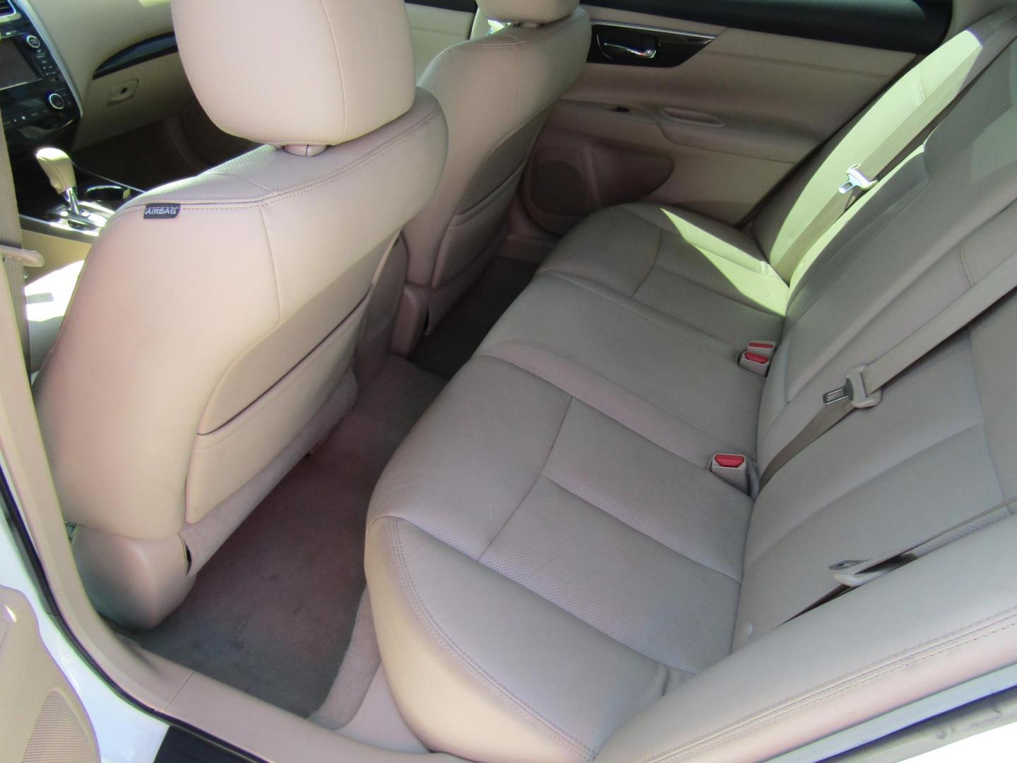 2013 White Nissan Altima 2.5 S (1N4AL3AP0DN) with an 2.5L L4 DOHC 16V engine, located at 15016 S Hwy 231, Midland City, AL, 36350, (334) 983-3001, 31.306210, -85.495277 - Photo#4