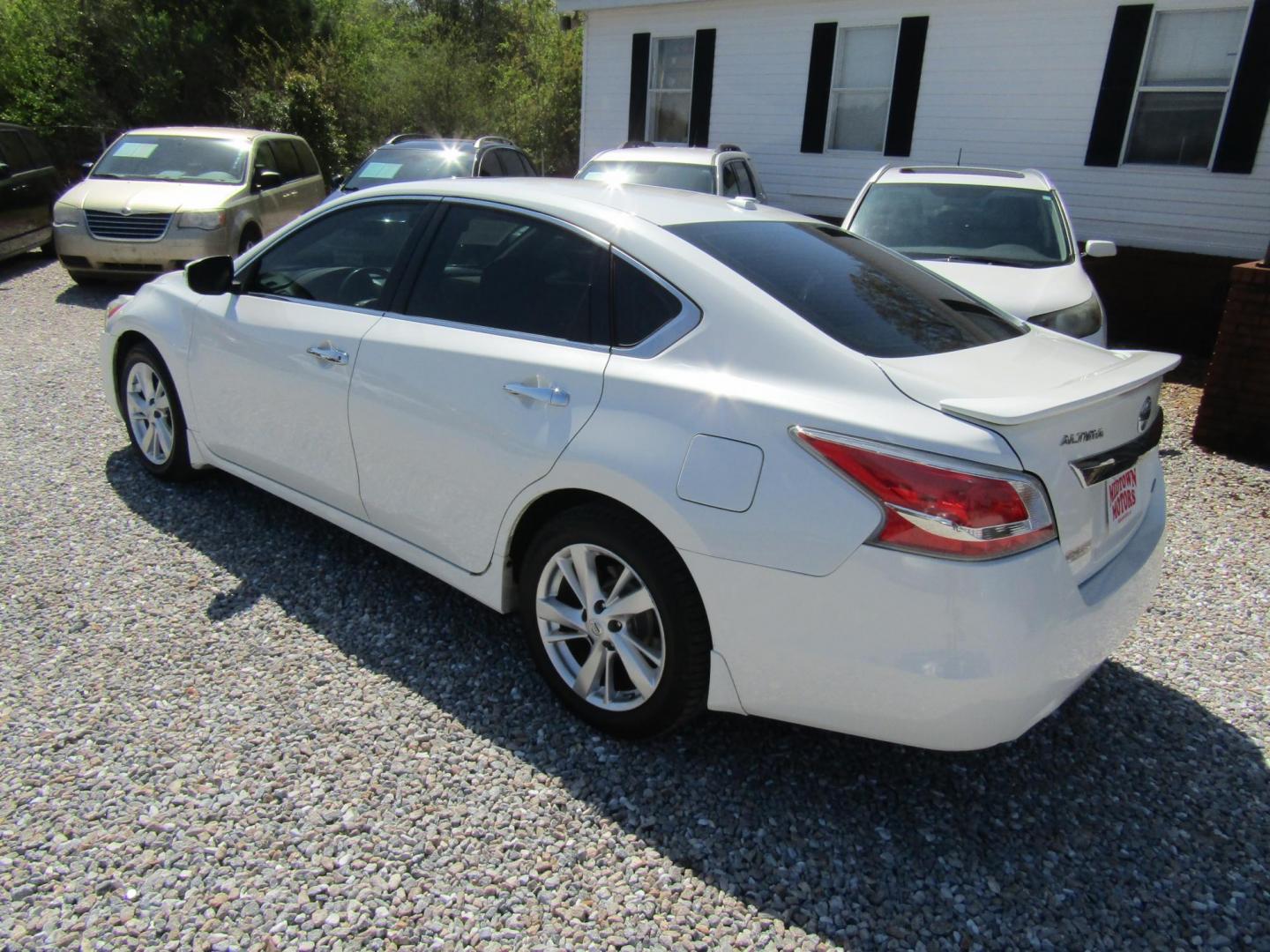 2013 White Nissan Altima 2.5 S (1N4AL3AP0DN) with an 2.5L L4 DOHC 16V engine, located at 15016 S Hwy 231, Midland City, AL, 36350, (334) 983-3001, 31.306210, -85.495277 - Photo#5