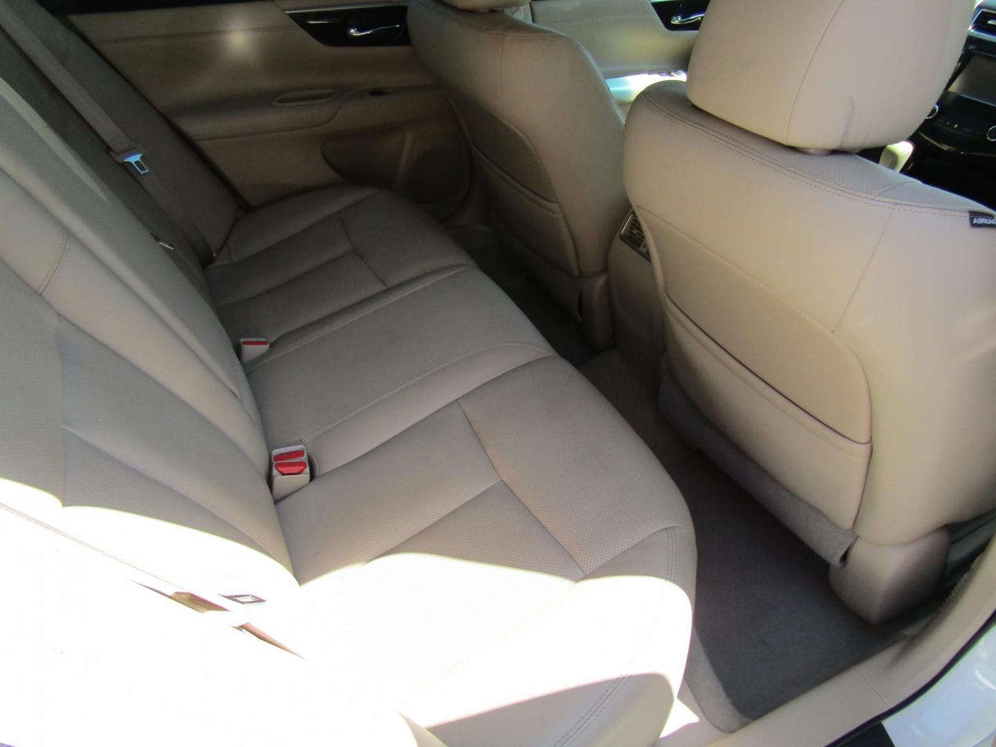 2013 White Nissan Altima 2.5 S (1N4AL3AP0DN) with an 2.5L L4 DOHC 16V engine, located at 15016 S Hwy 231, Midland City, AL, 36350, (334) 983-3001, 31.306210, -85.495277 - Photo#8