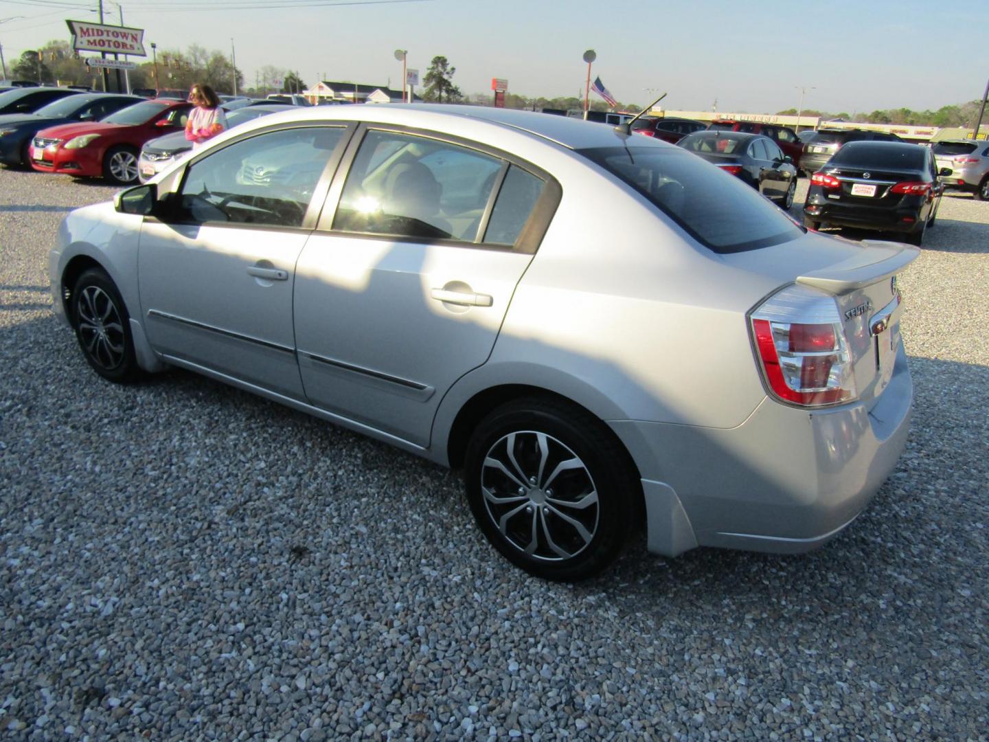 2011 Silver Nissan Sentra 2.0 (3N1AB6AP5BL) with an 2.0L L4 DOHC 16V engine, Automatic transmission, located at 15016 S Hwy 231, Midland City, AL, 36350, (334) 983-3001, 31.306210, -85.495277 - Photo#4