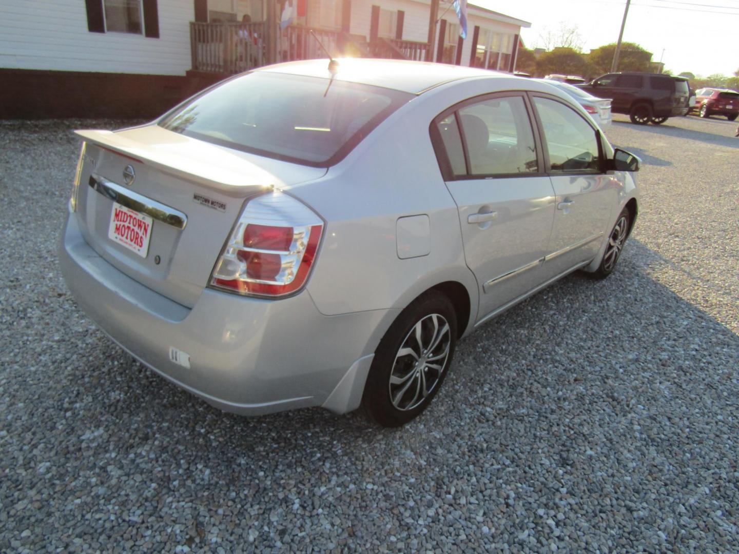 2011 Silver Nissan Sentra 2.0 (3N1AB6AP5BL) with an 2.0L L4 DOHC 16V engine, Automatic transmission, located at 15016 S Hwy 231, Midland City, AL, 36350, (334) 983-3001, 31.306210, -85.495277 - Photo#5