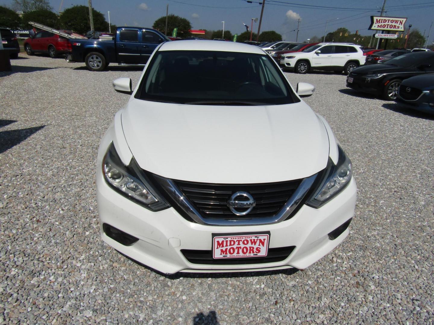 2018 White Nissan Altima 2.5 (1N4AL3AP5JC) with an 2.5L L4 DOHC 16V engine, Automatic transmission, located at 15016 S Hwy 231, Midland City, AL, 36350, (334) 983-3001, 31.306210, -85.495277 - Photo#1