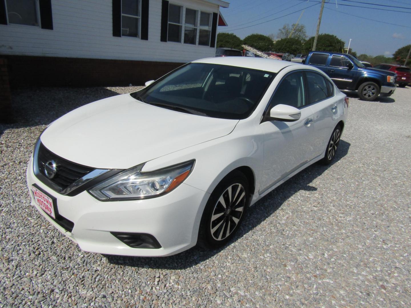 2018 White Nissan Altima 2.5 (1N4AL3AP5JC) with an 2.5L L4 DOHC 16V engine, Automatic transmission, located at 15016 S Hwy 231, Midland City, AL, 36350, (334) 983-3001, 31.306210, -85.495277 - Photo#2