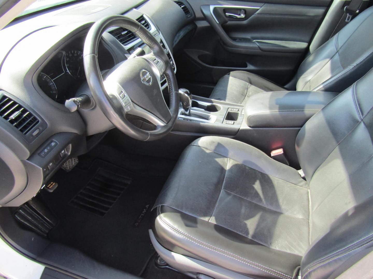 2018 White Nissan Altima 2.5 (1N4AL3AP5JC) with an 2.5L L4 DOHC 16V engine, Automatic transmission, located at 15016 S Hwy 231, Midland City, AL, 36350, (334) 983-3001, 31.306210, -85.495277 - Photo#3