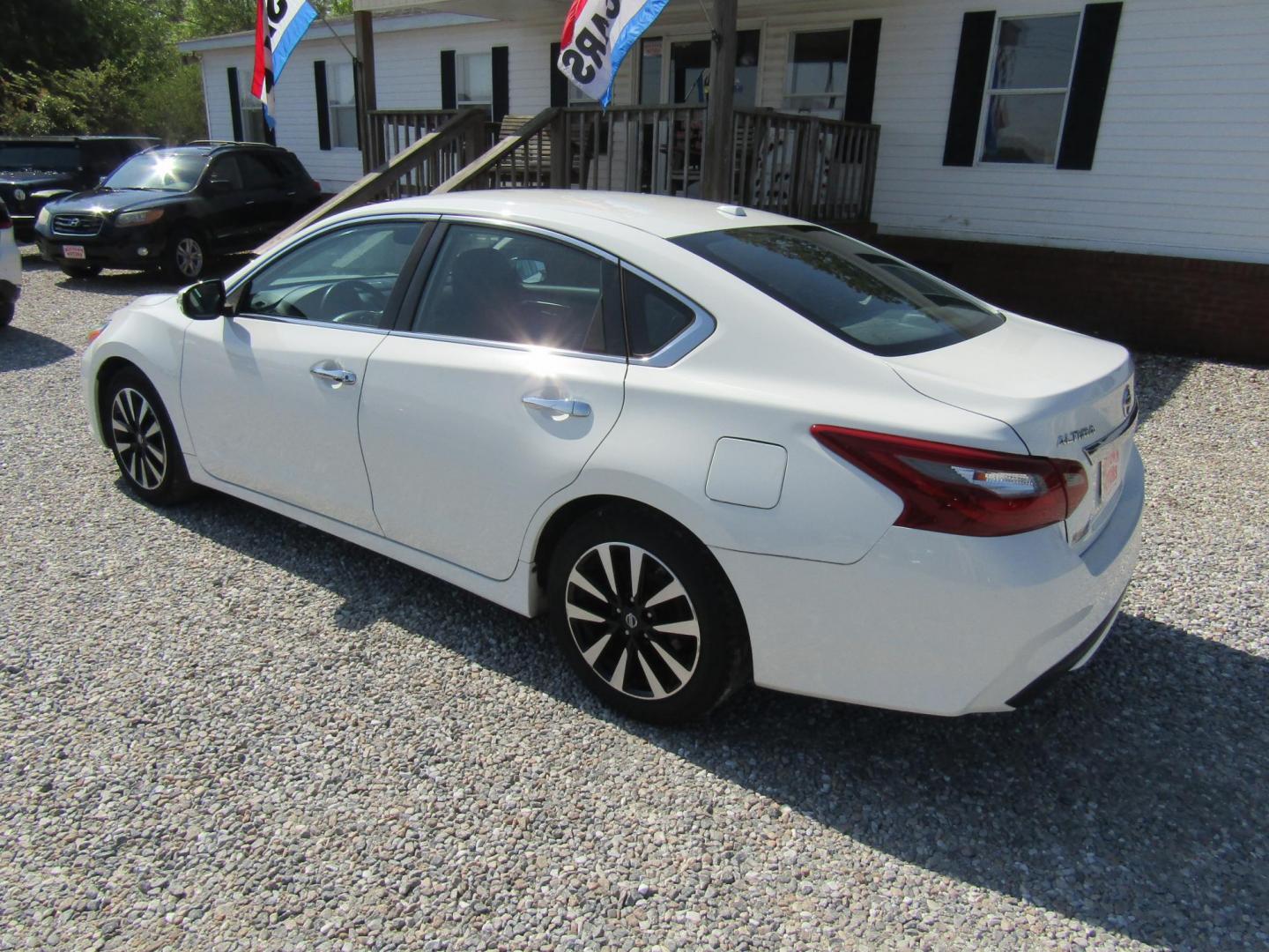 2018 White Nissan Altima 2.5 (1N4AL3AP5JC) with an 2.5L L4 DOHC 16V engine, Automatic transmission, located at 15016 S Hwy 231, Midland City, AL, 36350, (334) 983-3001, 31.306210, -85.495277 - Photo#5