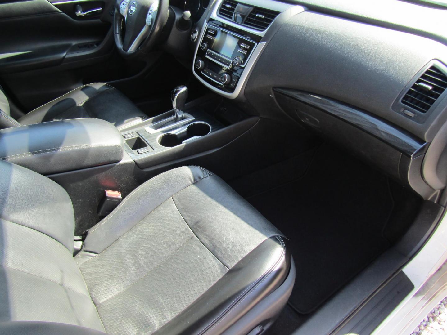 2018 White Nissan Altima 2.5 (1N4AL3AP5JC) with an 2.5L L4 DOHC 16V engine, Automatic transmission, located at 15016 S Hwy 231, Midland City, AL, 36350, (334) 983-3001, 31.306210, -85.495277 - Photo#8