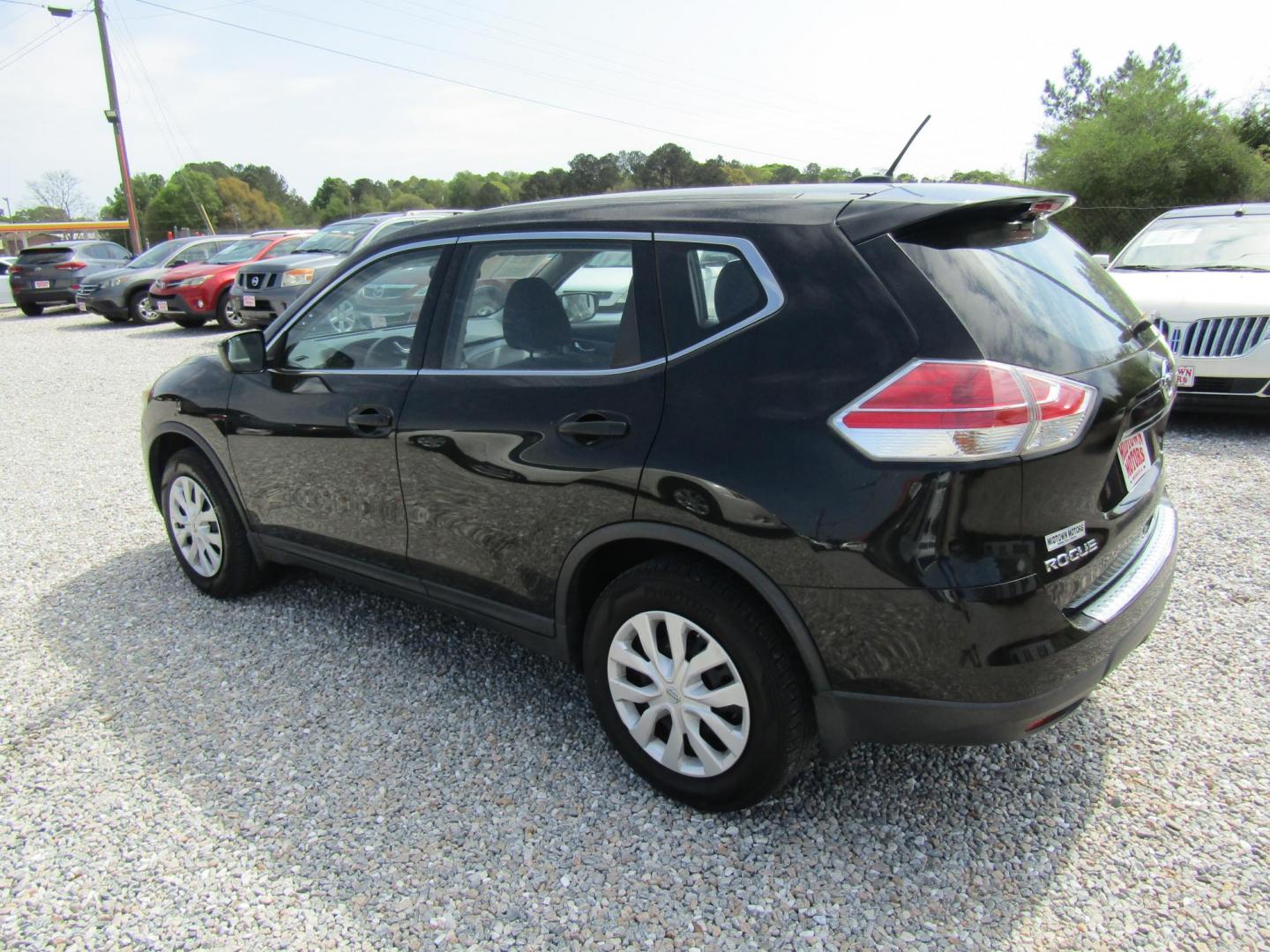 2016 Black Nissan Rogue S 2WD (KNMAT2MTXGP) with an 2.5L L4 DOHC 16V engine, Automatic transmission, located at 15016 S Hwy 231, Midland City, AL, 36350, (334) 983-3001, 31.306210, -85.495277 - Photo#4