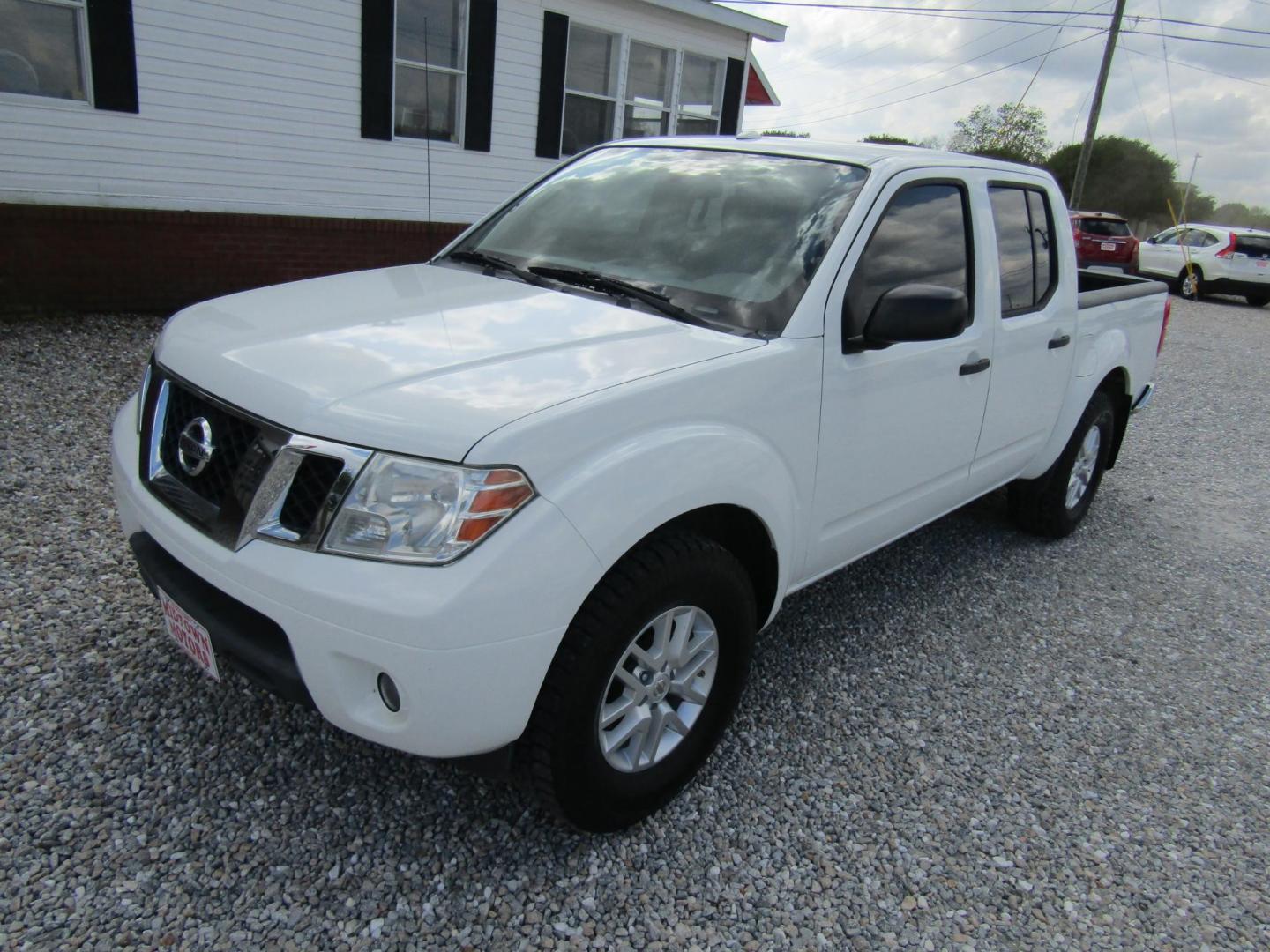 2016 White Nissan Frontier S Crew Cab 5AT 2WD (1N6AD0ER4GN) with an 4.0L V6 DOHC 24V engine, Automatic transmission, located at 15016 S Hwy 231, Midland City, AL, 36350, (334) 983-3001, 31.306210, -85.495277 - Photo#2