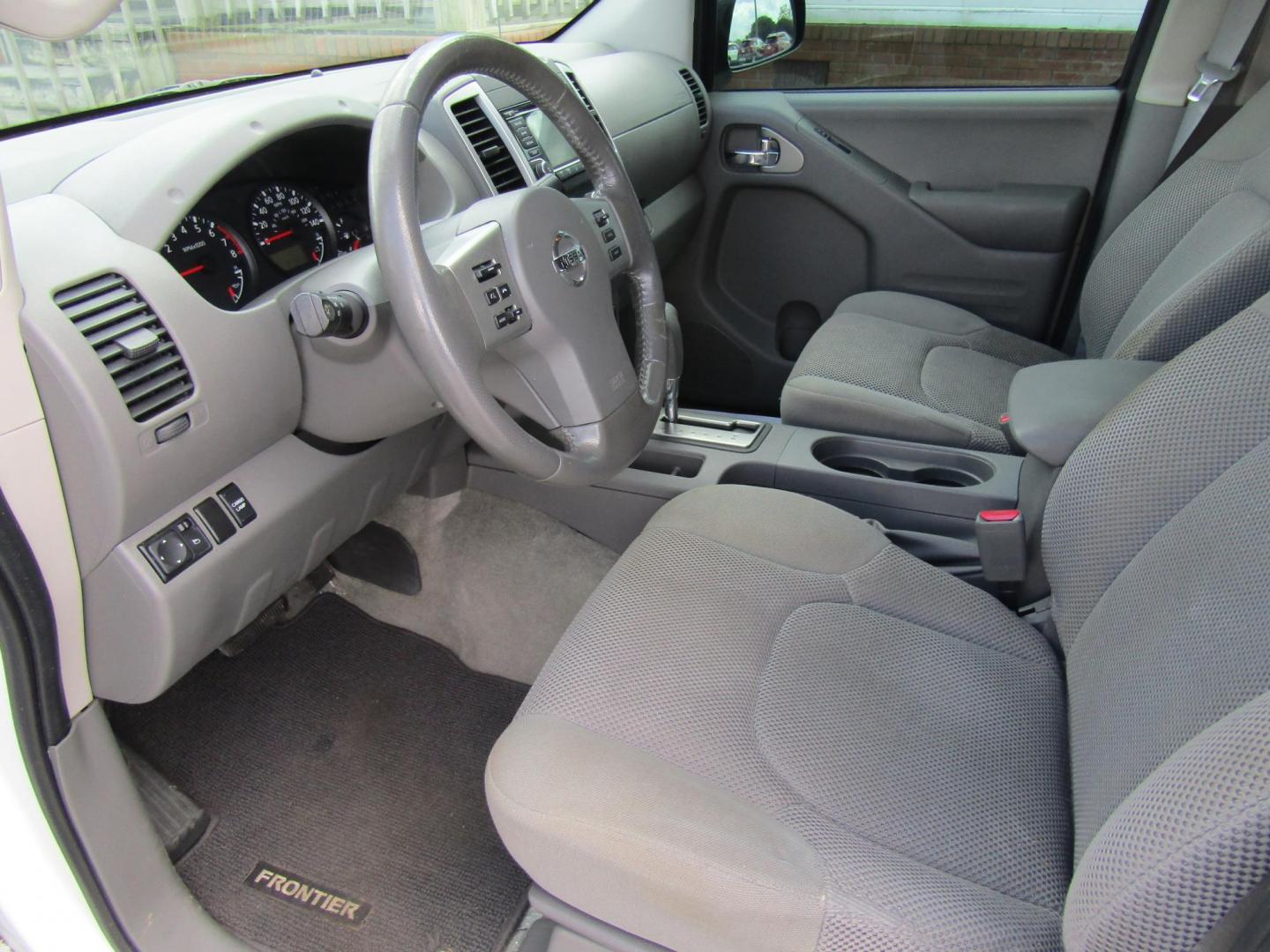 2016 White Nissan Frontier S Crew Cab 5AT 2WD (1N6AD0ER4GN) with an 4.0L V6 DOHC 24V engine, Automatic transmission, located at 15016 S Hwy 231, Midland City, AL, 36350, (334) 983-3001, 31.306210, -85.495277 - Photo#3