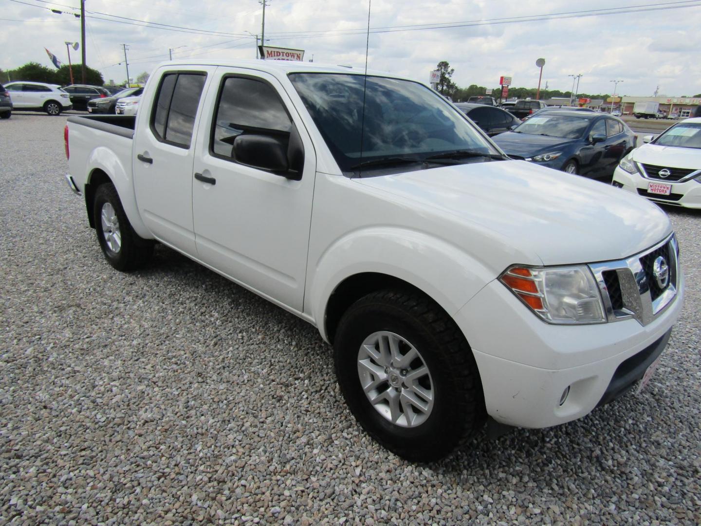 2016 White Nissan Frontier S Crew Cab 5AT 2WD (1N6AD0ER4GN) with an 4.0L V6 DOHC 24V engine, Automatic transmission, located at 15016 S Hwy 231, Midland City, AL, 36350, (334) 983-3001, 31.306210, -85.495277 - Photo#0